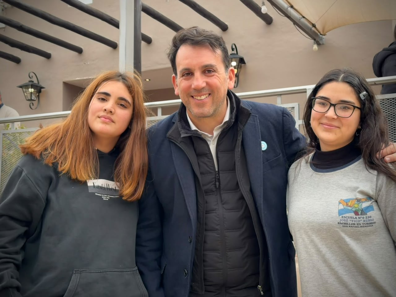 García Zalazar con dos estudiantes