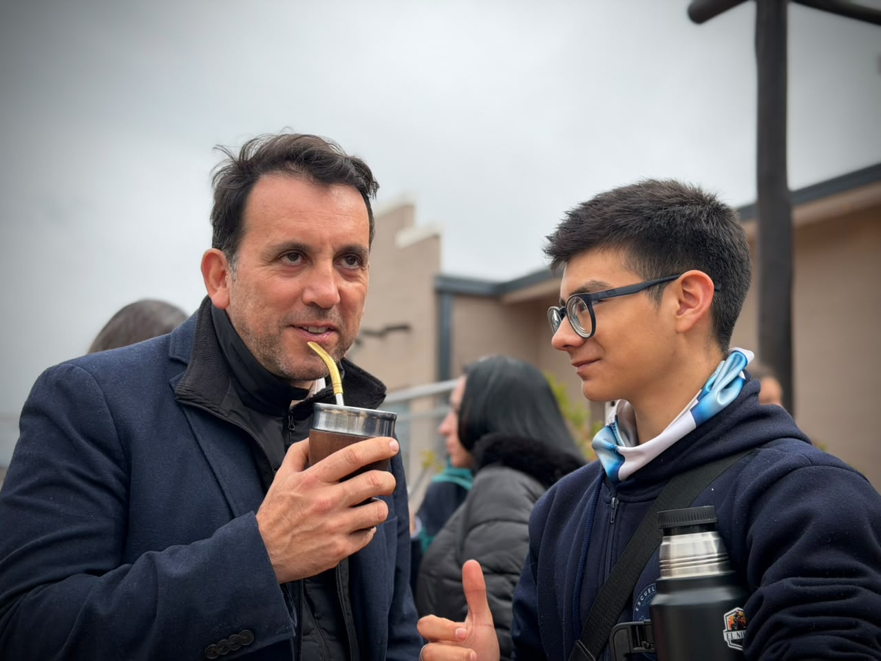 García Zalazar toma mate con un estudiante
