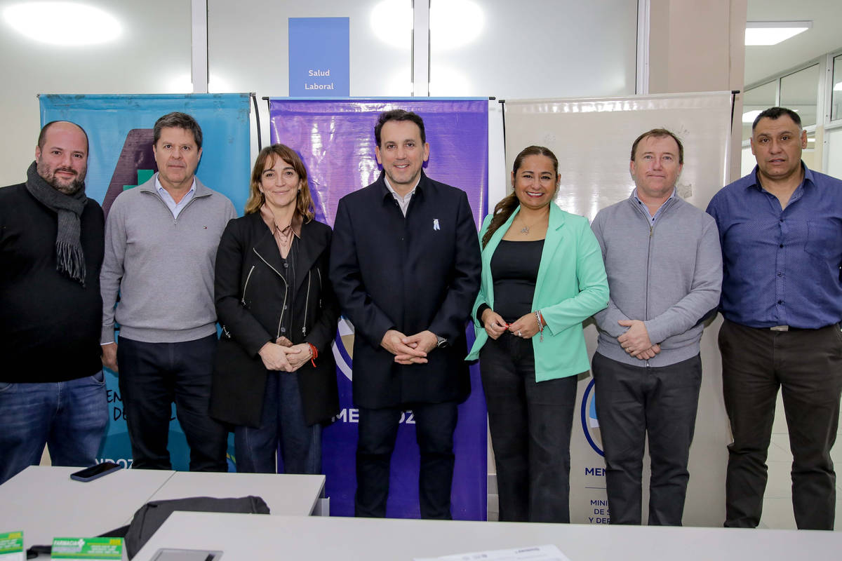 Tadeo García Zalazar entregó equipamiento tecnológico a escuelas de San Rafael