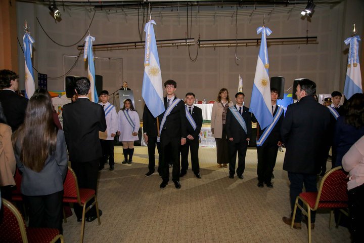 dge-estudiantes-materiales-autoridades-escolares-abanderados y escoltas