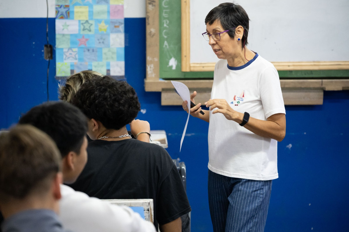 profesora aula estudiantes