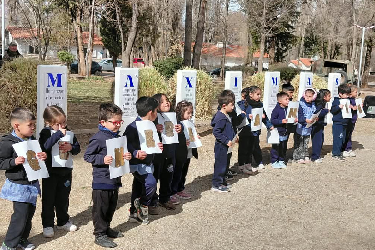alumnos- plaza de Uspallata- plan participativo para la mejora del estado estético y cultural de la plaza local -familia- padres