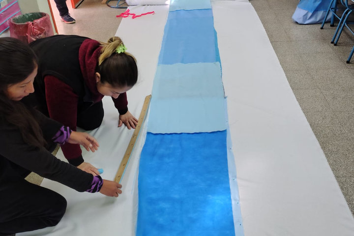 madres confeccionando una bandera argentina