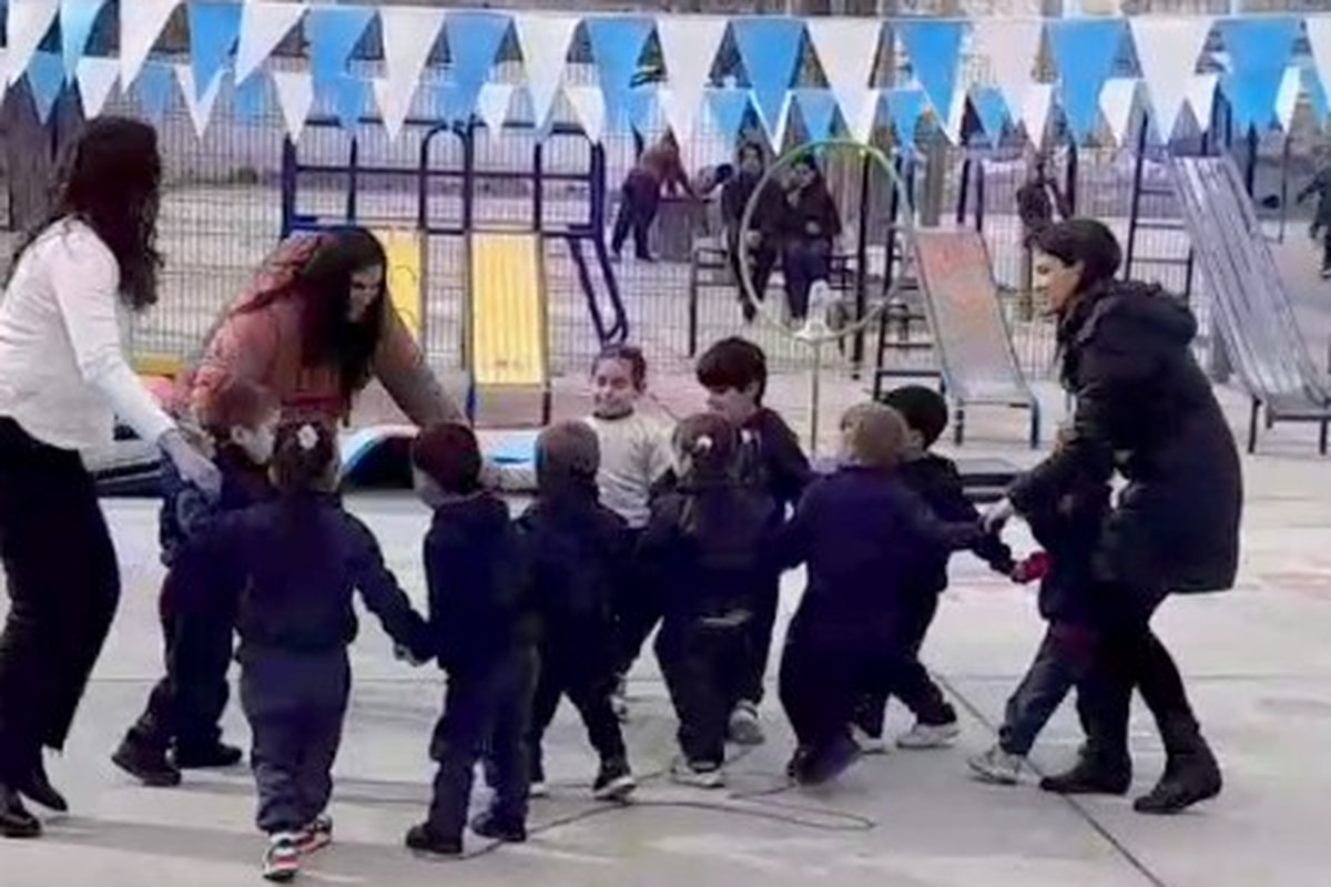 estudiantes-en-el-patio-de-la-escuela