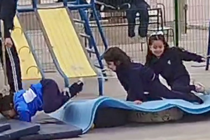 estudiantes-en-el-patio-de-la-escuela
