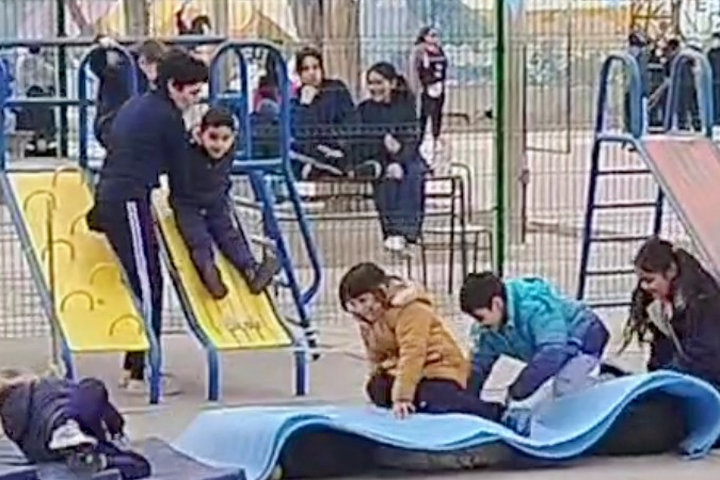 estudiantes-en-el-patio-de-la-escuela