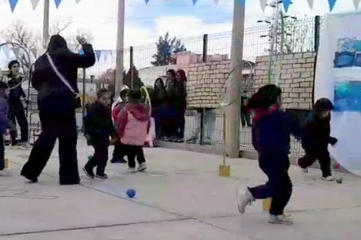 estudiantes-en-el-patio-de-la-escuela