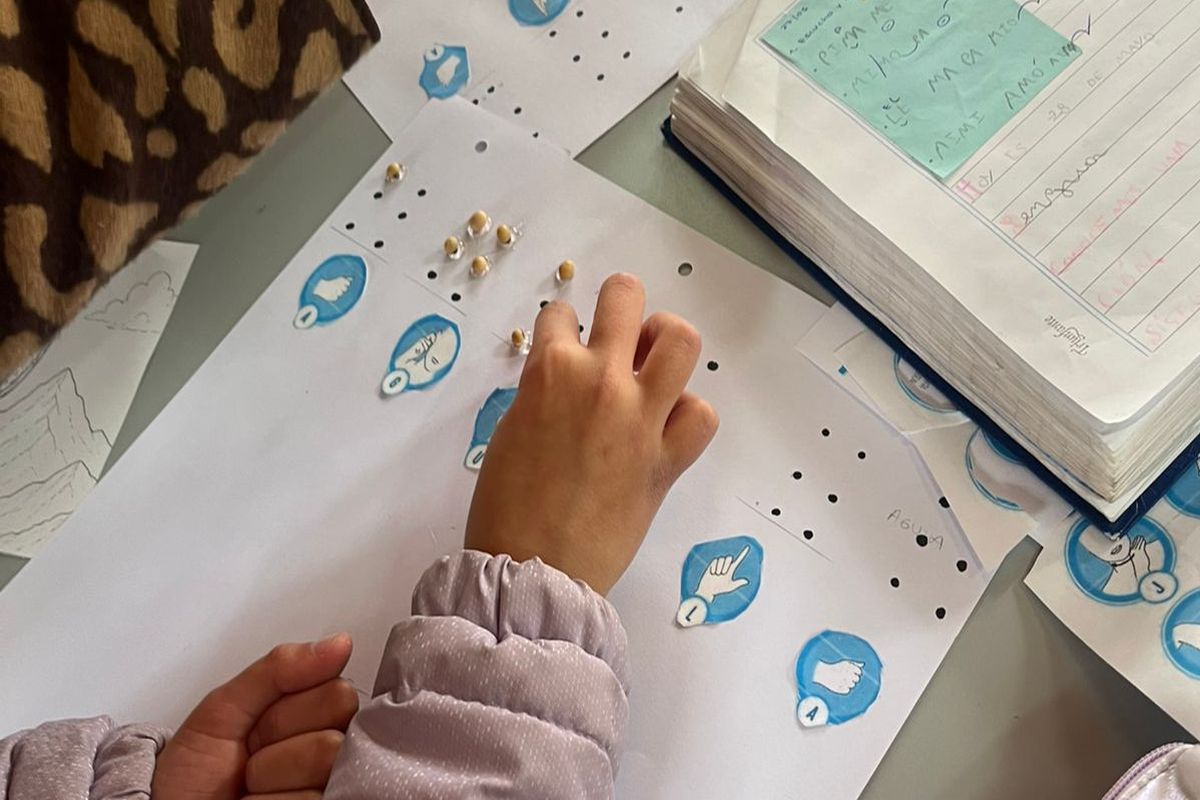 estudinetes leyendo_02 mano de un niño sobre papel