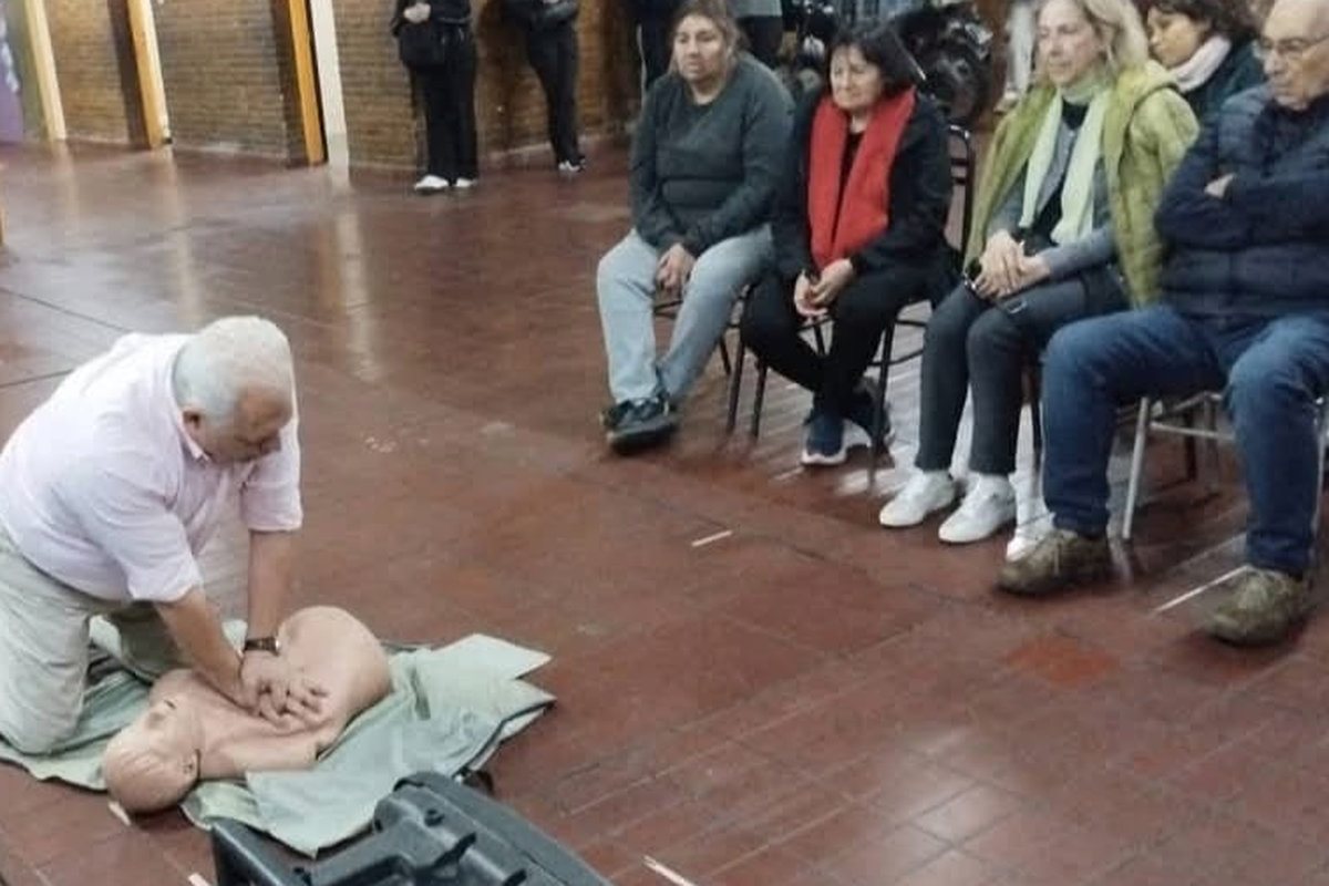 haciendo primeros auxilios