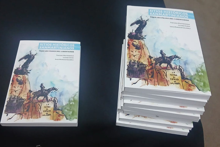 libros apilados sobre una mesa