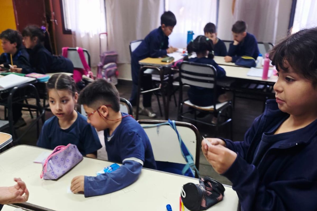niños en el aula haciendo actividades escolares