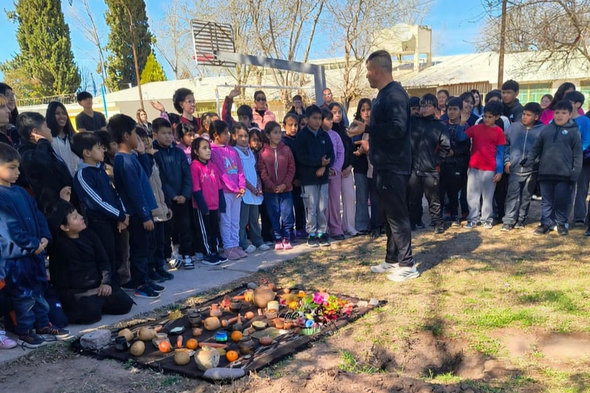 La escuela León Aguilera celebró un encuentro con nuestras raíces y el cuidado de la Tierra