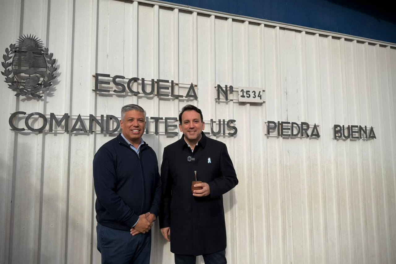 escuela-recibe-material-didactico-por-parte-de-la-DGE