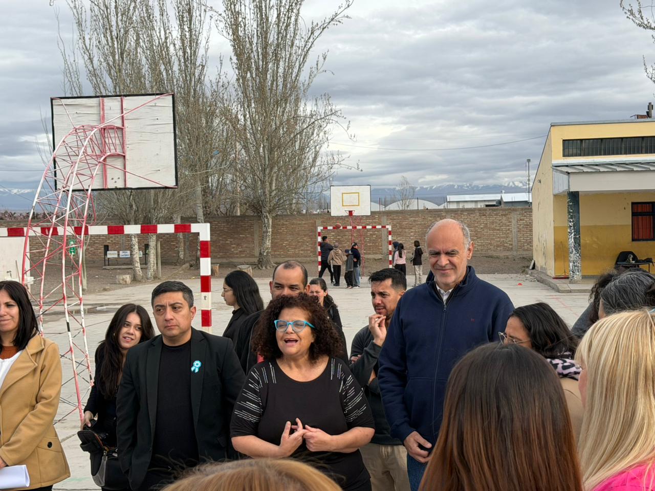 escuela-recibe-material-didactico-por-parte-de-la-DGE